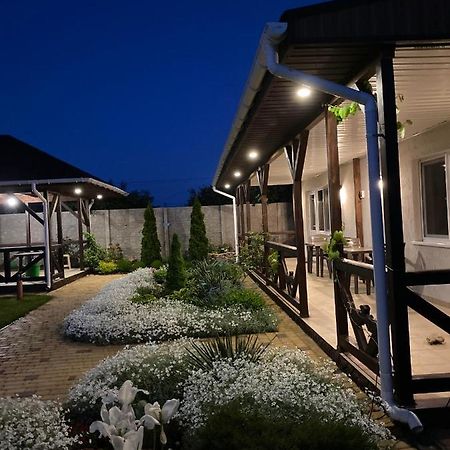 Три Кошки Hotel Csornomorszk Kültér fotó