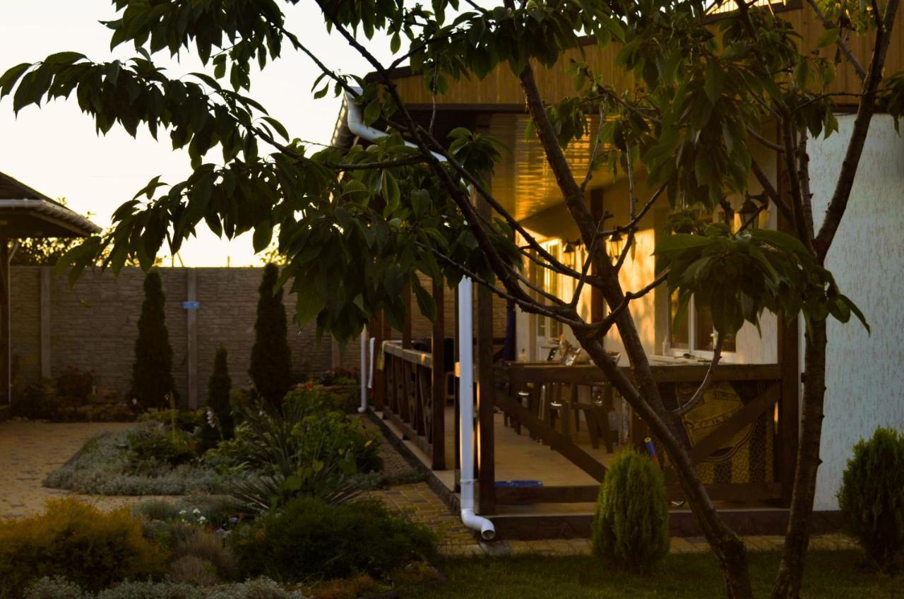 Три Кошки Hotel Csornomorszk Kültér fotó