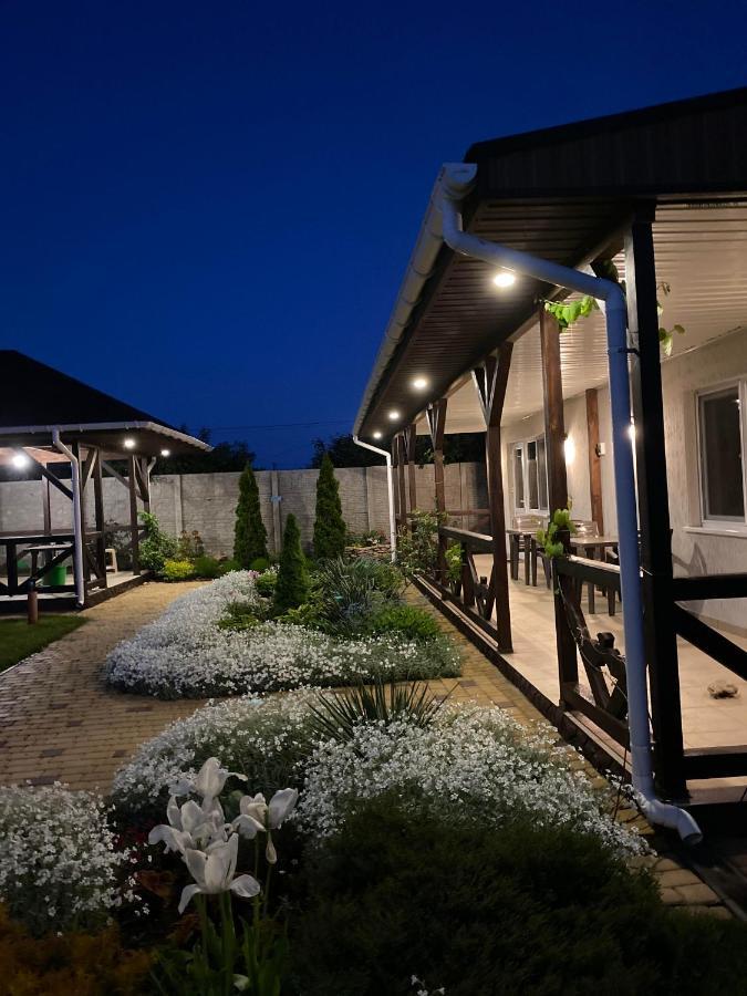 Три Кошки Hotel Csornomorszk Kültér fotó