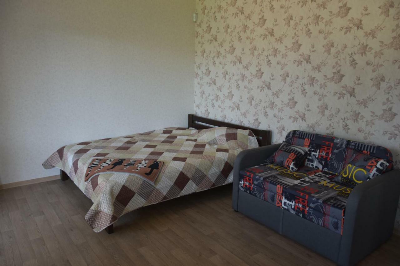 Три Кошки Hotel Csornomorszk Kültér fotó