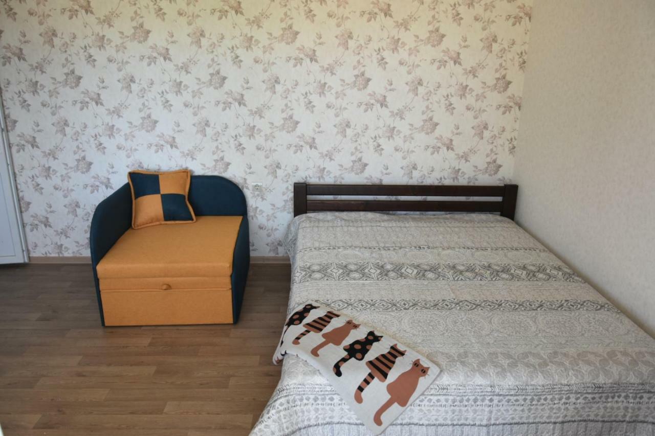 Три Кошки Hotel Csornomorszk Kültér fotó