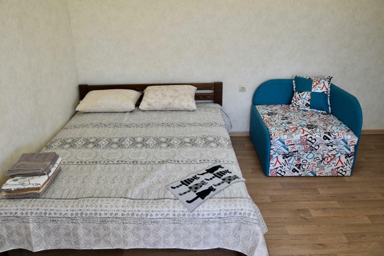 Три Кошки Hotel Csornomorszk Kültér fotó