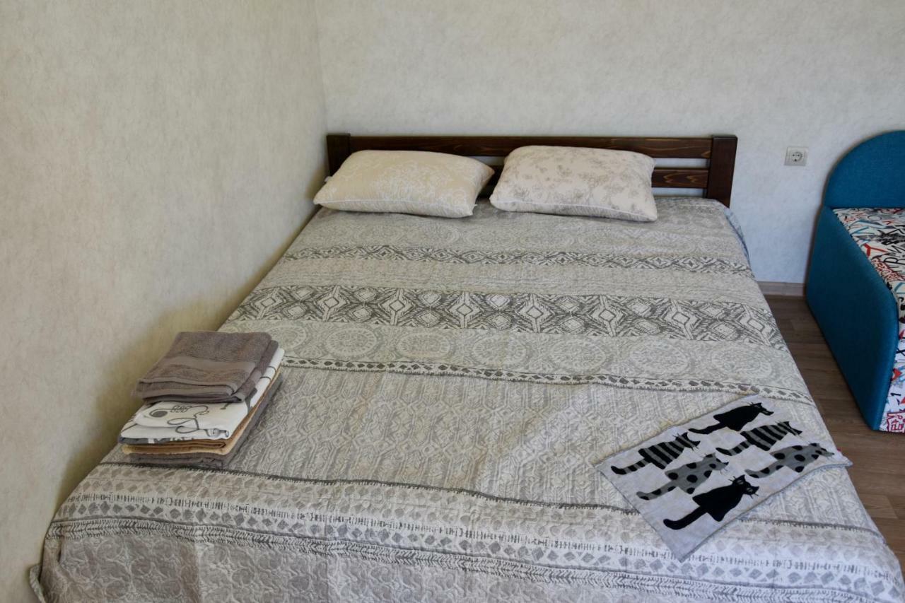 Три Кошки Hotel Csornomorszk Kültér fotó