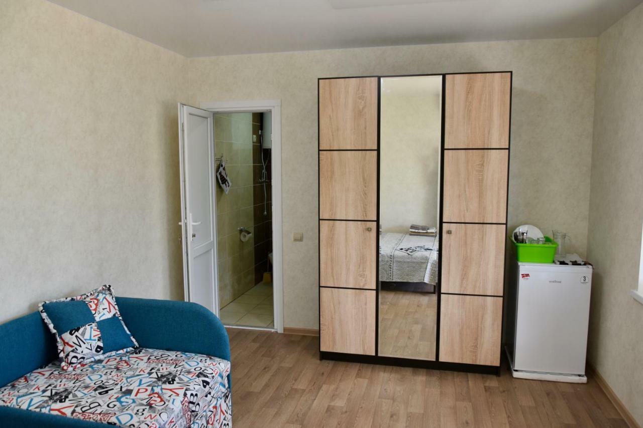Три Кошки Hotel Csornomorszk Kültér fotó