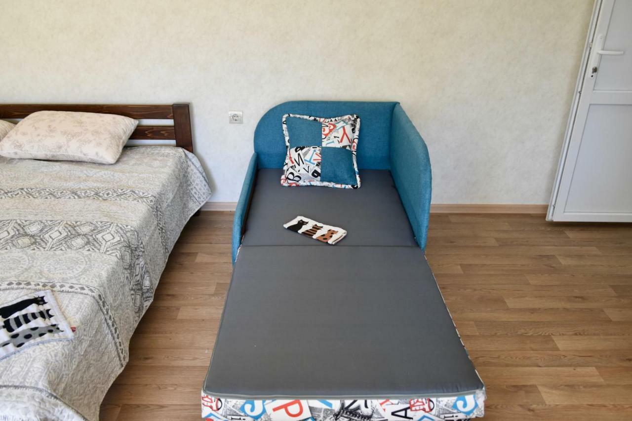 Три Кошки Hotel Csornomorszk Kültér fotó