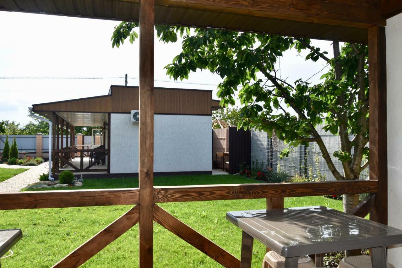 Три Кошки Hotel Csornomorszk Kültér fotó
