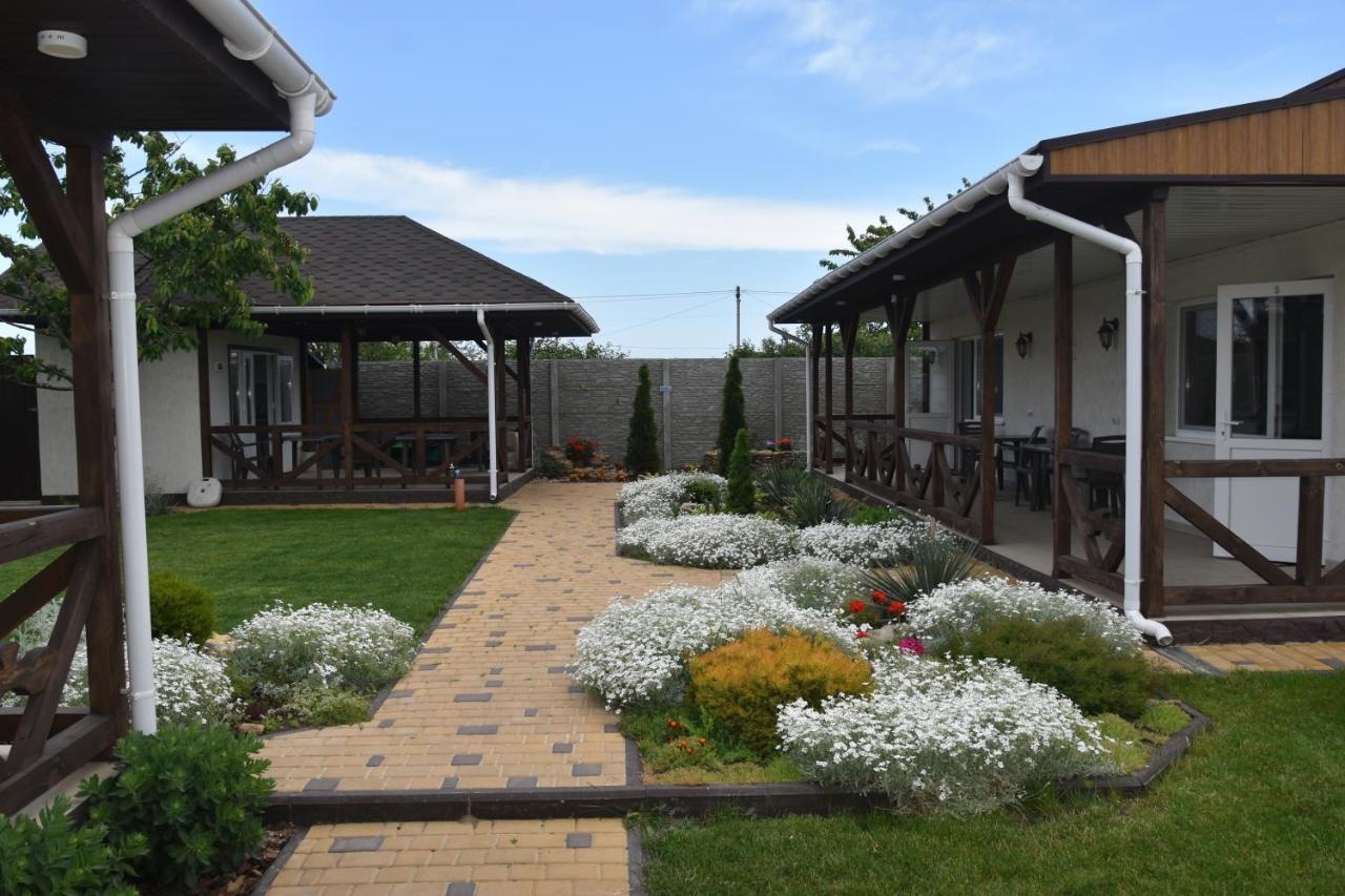 Три Кошки Hotel Csornomorszk Kültér fotó