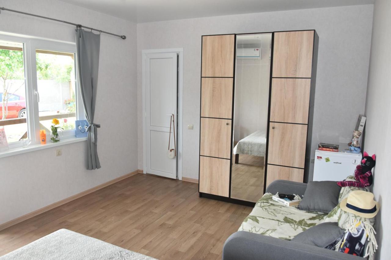 Три Кошки Hotel Csornomorszk Kültér fotó
