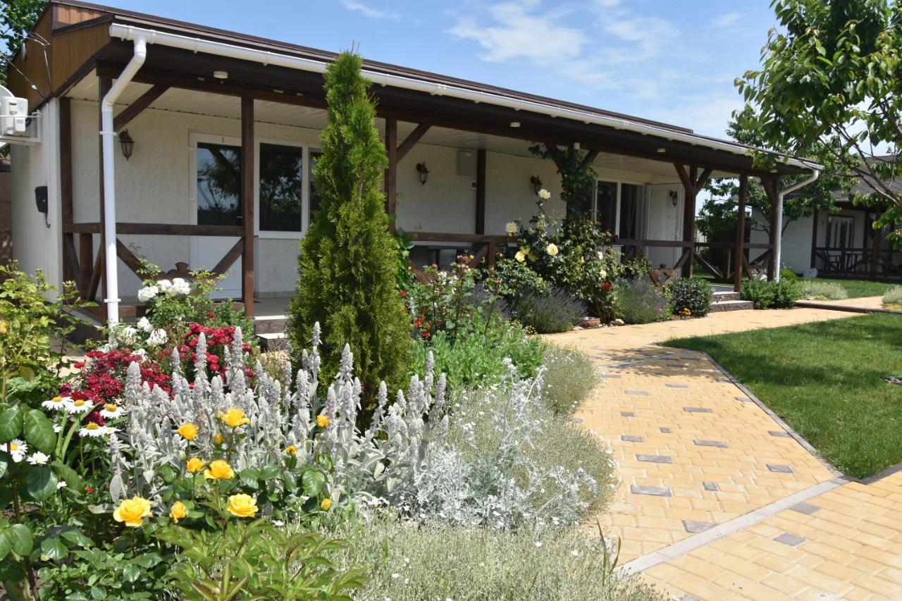 Три Кошки Hotel Csornomorszk Kültér fotó