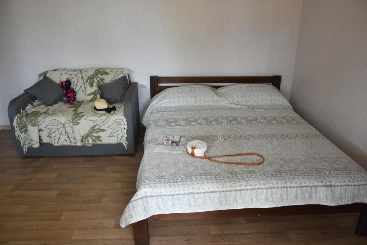 Три Кошки Hotel Csornomorszk Kültér fotó