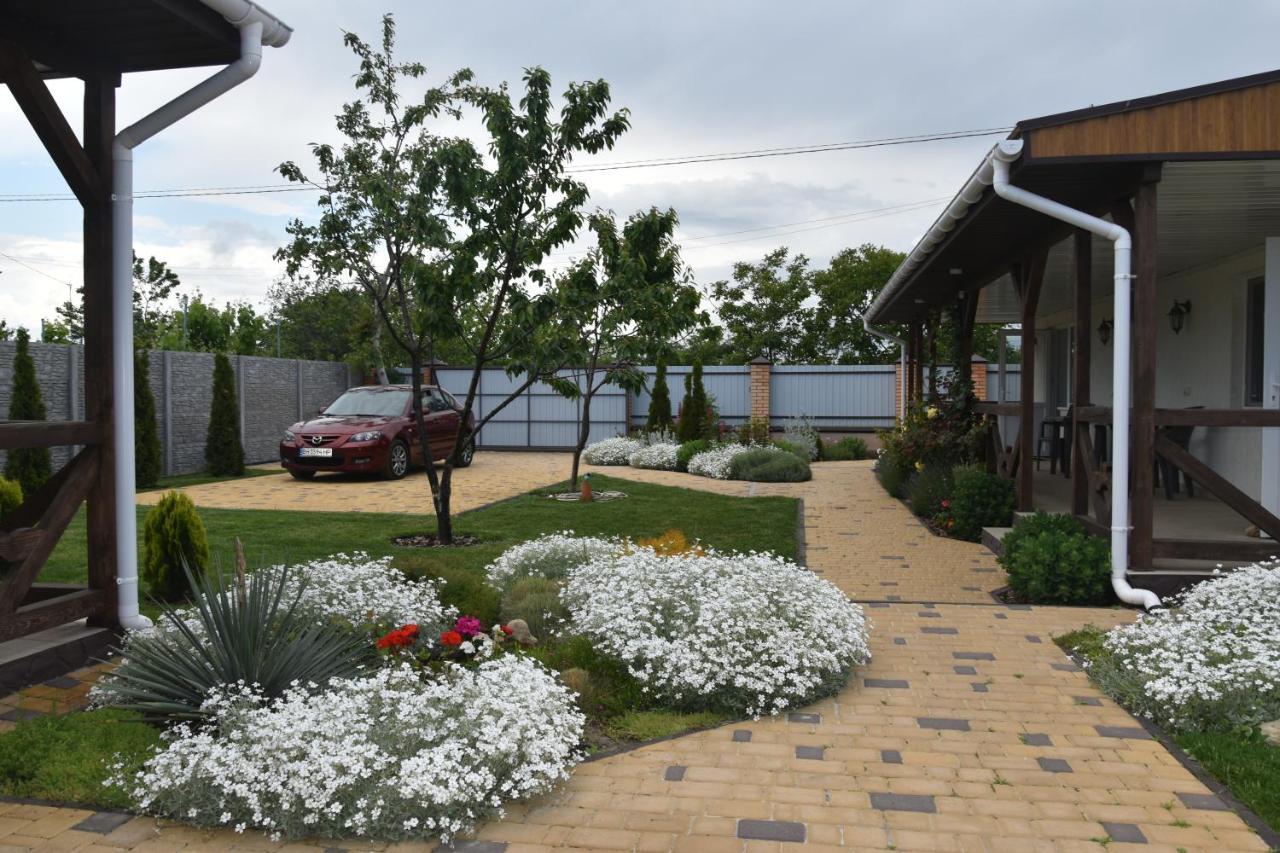 Три Кошки Hotel Csornomorszk Kültér fotó