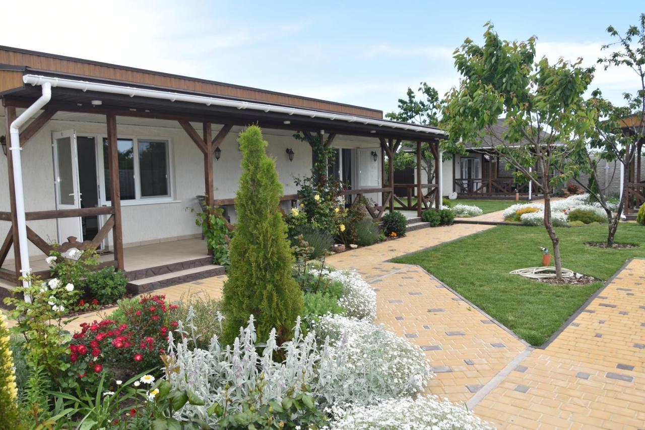Три Кошки Hotel Csornomorszk Kültér fotó