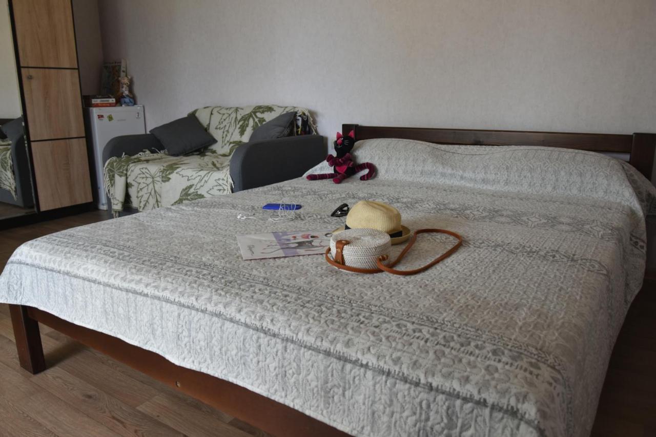 Три Кошки Hotel Csornomorszk Kültér fotó